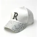 Dettaglio della lettera R in strass e paillettes argento sulla berretta di raso bianco - Bianco / Taglia Adulto Circonferenza Del Cappuccio Regolabile 58 Cm