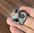 Ciondoli puzzle a forma di cuore per coppie con finitura in acciaio nero e argento - Come Mostrato In Figura Gli Accessori Sono I Seguenti.