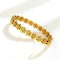Dettaglio del bracciale rigido in acciaio inossidabile dorato con margherite e strass - Margherita con Strass (B26125) / Oro