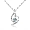 Detalle en primer plano del elegante colgante plateado con una brillante piedra preciosa - Colgante Con Cadena / Blanco