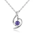 Primer plano del colgante de corazón plateado con una brillante piedra redonda lila - Colgante Con Cadena / Púrpura