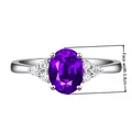 Nahaufnahme zeigt die Breite von 0,8 cm eines Silberrings mit ovalem lila Edelstein - Lila Diamantring Weißgold / Einstellbar Offen