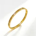Vista dettagliata di un bracciale rigido in acciaio inossidabile dorato con motivo greco - Motivo Greca (B26125) / Oro
