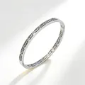 Vista dettagliata del motivo a greca continua sul bracciale rigido in acciaio argento - Motivo Greca (B26125) / Colore acciaio