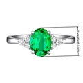 Detailansicht eines eleganten ovalen grünen Edelsteinrings mit 0.8cm Breite - Grüner Diamantring [weißgold] / Einstellbar Offen