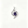 Elegante colgante de corazón plateado con una gema púrpura redonda de corte brillante - Solo Colgante (Sin Cadena) / Púrpura
