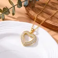 Elegante collar con colgante de corazón dorado con piedras pavé en un plato blanco - Estilo Dorado de Anillo de Corazón con Circonia Blanca (XL5874)