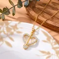 Elegante goldene Herz-Halskette mit Amorpfeil und Glitzersteinen auf weißem Teller - Pfeil Durch Herz Gold Stil (XL5884)