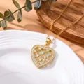 Elegante goldfarbene Herz-Halskette mit einem funkelnden Kristallgitter-Muster - Gitter Herz Gold Stil (XL5907)
