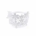 Dettaglio fascia in pizzo bianco a fiori per neonata con delicato motivo traforato - Stile Pizzo Uncinetto Petalo Fiocco (MB5241)