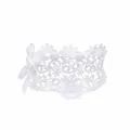 Dettaglio di una fascia elegante per neonata in pizzo bianco con fiocco di raso - Stile Fiore Traforato Fiocco Raso (MB5240)