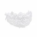 Dettaglio del delicato motivo floreale in pizzo bianco e del fiocco sulla fascia bebè - Stile Pizzo Floreale Squisito Fiocco (MB5239)