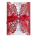 Elegante rode glitter laser-cut huwelijksuitnodigingskaart met een luxe satijnen strik - Alleen Omslag (Zonder Binnenpagina/Envelop/Strik) [Min. 50 Stuks] / Glitter Rood