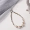 Eleganter Handy-Anhänger mit weißen Perlen und glitzernden Strass-Abstandhaltern - Perlenserie 2 (Mit Zwischenstück)