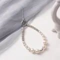 Eleganter Handy-Anhänger mit weißen Perlen und glitzernden Strass-Ringen Design - Perlenserie 3 (Mit Karte)