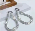 Eleganter Handy-Anhänger mit Perlen und irisierenden Strasssteinen und Metallring - Strass-Armband-Stil (Mit Karte)