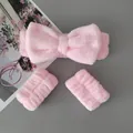 Set fascia con fiocco in flanella rosa e polsini coordinati per il lavaggio viso - Completo Da Tre Pezzi Con Fiocco Rosa Chiaro