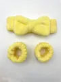 Fascia per capelli a fiocco in peluche giallo e polsini coordinati per il lavaggio del viso - Set Di 3 Pezzi Con Fiocco Giallo