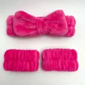 Set di fascia per capelli con fiocco in flanella rosa e polsini coordinati per il viso - Set Di 3 Pezzi Con Fiocco Rosso Rosa