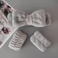 Morbida fascia per capelli con fiocco in flanella grigia e set di polsini per il viso - Set Di 3 Pezzi Con Fiocco Grigio