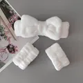 Set di fascia con fiocco in flanella bianca e polsini coordinati per il lavaggio del viso. - Set Di 3 Pezzi Con Fiocco Bianco