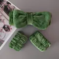 Set fascia per capelli con fiocco in flanella verde e polsini in peluche coordinati - Set Di Tre Pezzi Con Fiocco Verde Scuro
