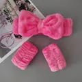 Fascia da spa in flanella rosa con fiocco e set di polsini coordinati per la cura della pelle - Set Da 3 Pezzi Con Fiocco Rosso E Anguria