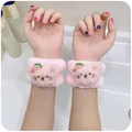 Polsini lavaggio viso in peluche rosa con ricamo a forma di orsetto alla fragola - Orsetto Fragola Rosa (polso Singolo)