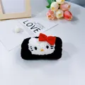 Morbido bracciale in flanella con viso di gatto bianco e un fiocco rosso vivace - K'tm Nero (polso Singolo)