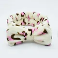 Fascia per capelli in flanella con fiocco a macchie di leopardo rosa e marroni - 66 Sfondo Beige Con Fiocco Con Stampa Leopardata