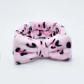 Fascia per capelli in flanella leopardata rosa con fiocco per cura del viso e trucco - Fiocco Con Stampa Leopardata 69 Foundation