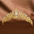 Elegantes goldenes Braut-Tiara mit funkelnden Strasssteinen auf braunem Seidenhintergrund. - Gold