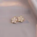 Elegante vergoldete Blumenohrstecker mit funkelnden Zirkonia-Blütenblättern im Set - Weiße Ohrringe (E0285)