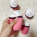 Nahaufnahme von rosa Squishy Milchtee Tasse mit Slow Rebound Material und Textur - Milchtee-Tasse / Rosa Milchteetasse