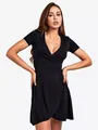 Vista frontal de un elegante vestido cruzado negro de manga corta con cuello en V - S / Tops / Negro
