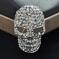 Détail d'une broche tête de mort en strass argenté avec incrustation de cristaux - Style Strass Clair / Argent
