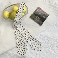 Eleganter weißer Satin-Schmaler Schal mit Punkten, dekoriert mit Zitronen und Buch - Schwarz Weiß Gepunktet