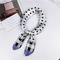 Elegante witte zijden sjaal met stippen en blauwe geruite rand voor damesmode - 5-delige Wave Dot Witte / 70cm