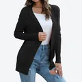 Vista dettagliata di un elegante cardigan in maglia nera con tasche frontali - S / Tops / Nero