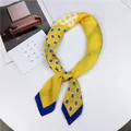 Gele Koreaanse zijden vierkante sjaal met bloemen- en polkadotpatronen, geknoopt - 13 Gele Stippen In Een Raster Van Vier / 70cm