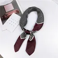 Elegante bordeauxrode zijden sjaal met stippen voor kantoorkleding, vierkante sjaal, 70cm - 21 Kleine Puntjes Gele Wijnrood / 70cm
