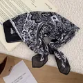 Elegantes schwarz-weißes Satin-Vierecktuch mit Paisley-Muster für den Hals. - Schwarz Weiß Paisley