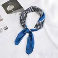 Elegante blauw-witte zijden vierkante sjaal met polkadots voor professionele dames - 26 Kleine Blauwe Stippen / 70cm