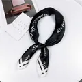 Elegante zwarte zijden vierkante sjaal met witte cursieve letters voor professionele kleding - 30ge (zwart) / 70cm