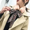Élégant col en fausse fourrure de lapin rose avec foulard à nœud imprimé léopard chic. - 135-175CM / Rose + Léopard Rose