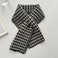 Klassischer schwarz-weißer gestrickter Halstuch mit Hahnentrittmuster für den Winter - Schwarz Weiß Hahnentritt Halstuch