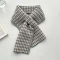 Detailansicht eines weichen Strickschals mit klassischem grauem Hahnentrittmuster. - Grau Hahnentritt Gestrick