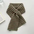 Detailansicht eines weichen grün-braunen Strickschals mit Hahnentrittmuster. - Grün Braun Gestrickt Hahnentritt
