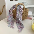Florales Seidentuch aus Satin an einer Strohtasche für einen schicken Sommerlook - Morandi Floral