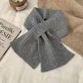 Nahaufnahme zeigt das dicke Zopfstrickmuster eines warmen weichen grauen Winterschals. - Mittelgrau Zopfstrick